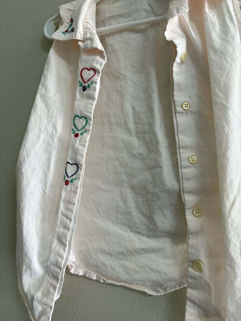 Basic Editions Girl's Vintage Sleeveless Cotton Button Up Shirt with Heart and F - Picture 2 of 7